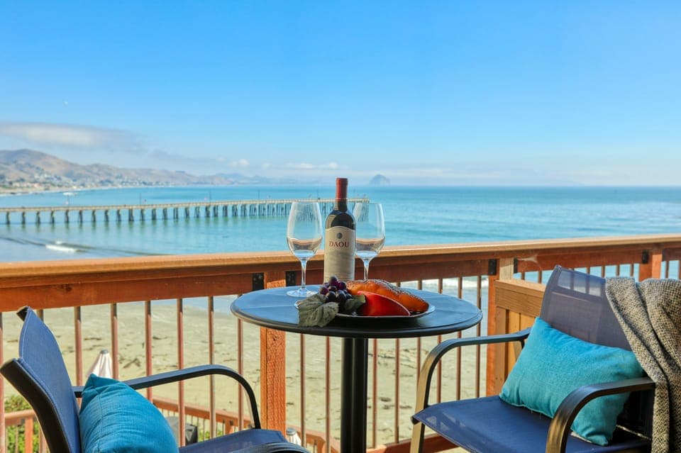 Beach Blue features a secluded balcony with seating for two, offering a charming backdrop of the picturesque Cayucos pier and Morro Rock.