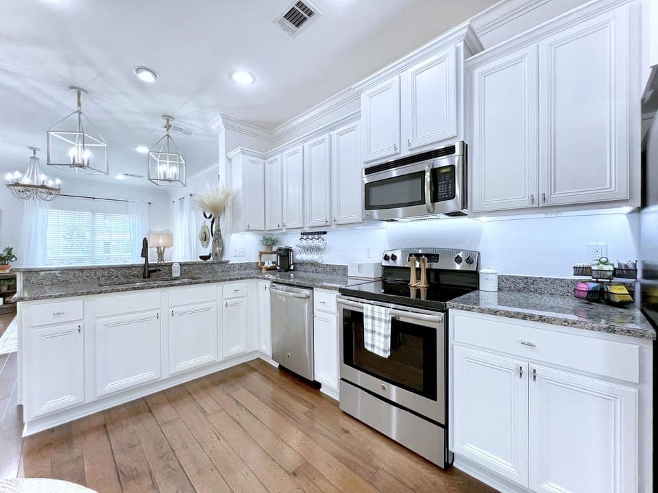Fully stocked kitchen with all electric appliances
