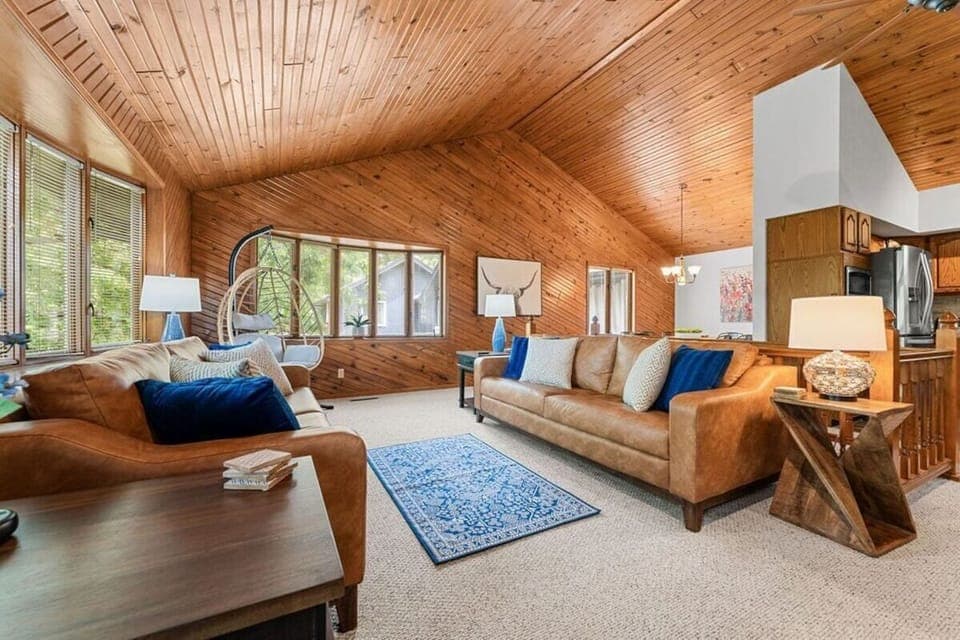 Living room with vaulted ceilings and great view