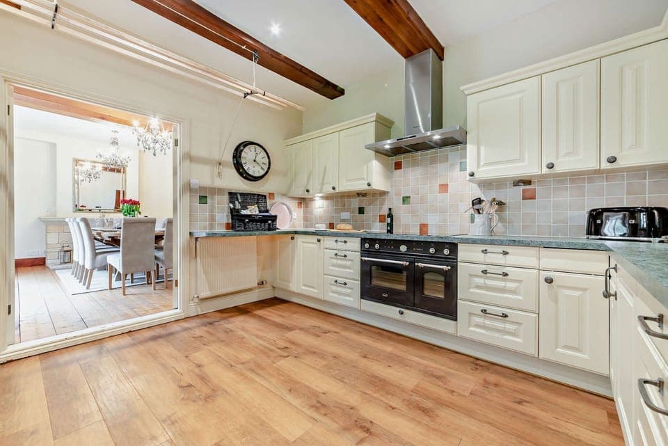 Manor House Kitchen - StayCotswold