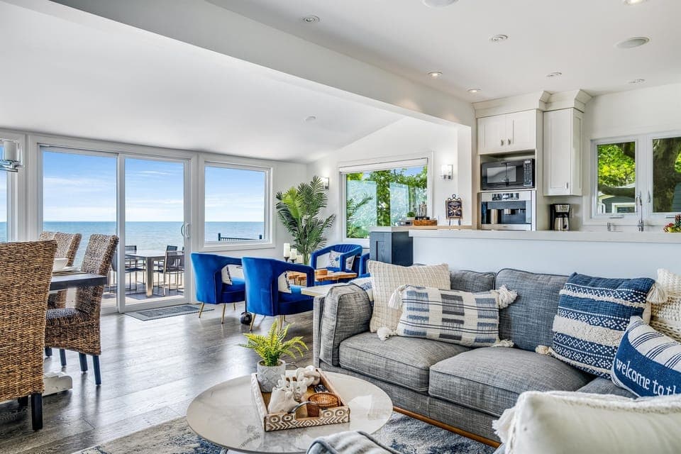 Relax in a space where the lake is always in sight.