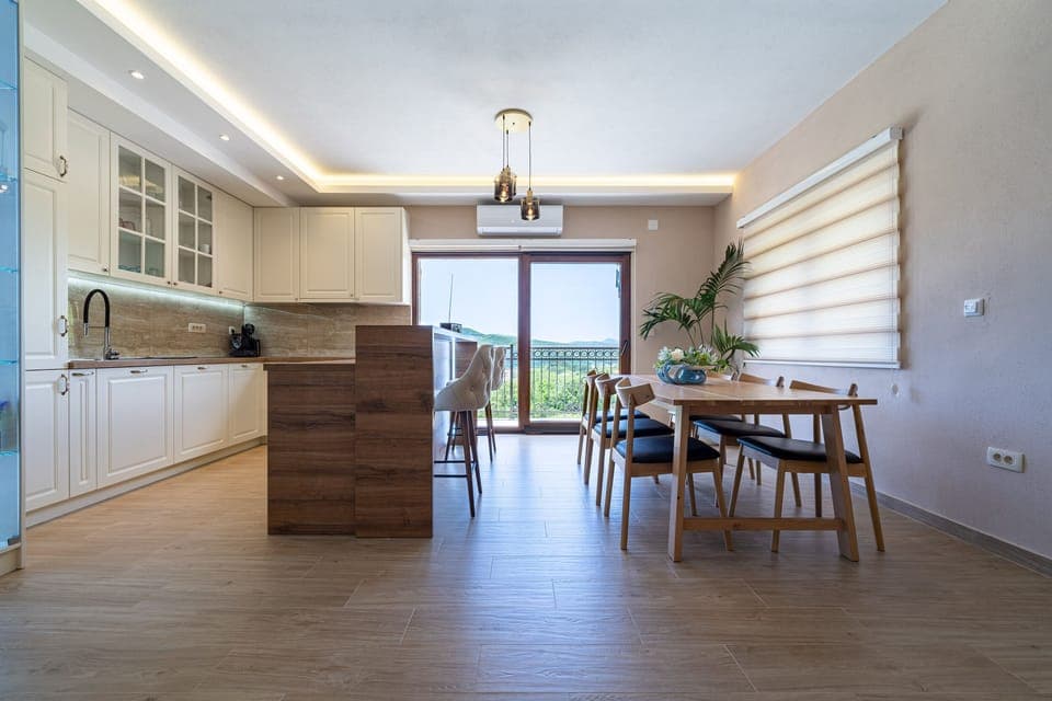 Very airy and bright dining area and kitchen 