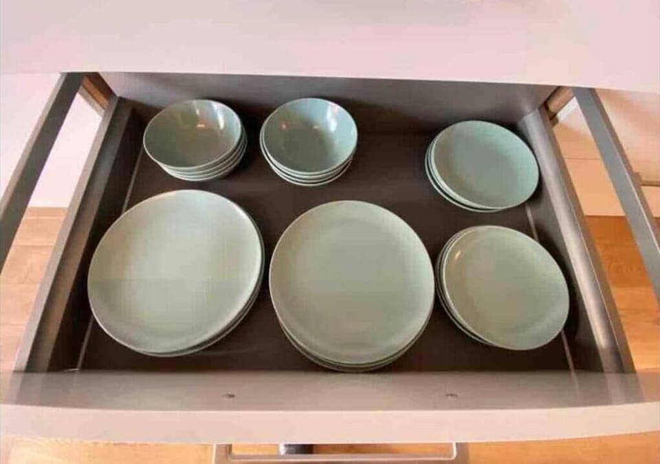 Full-size fridge, microwave, oven, stovetop