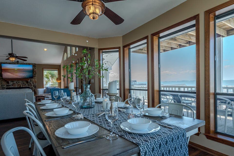 Dining table - beautiful views of the bay