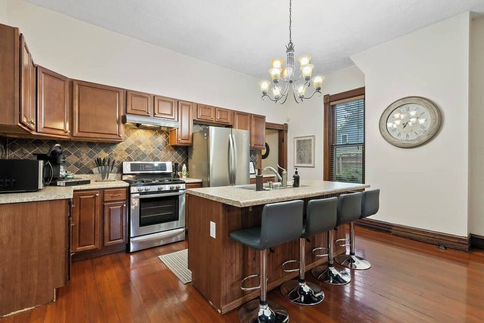 A well equipped kitchen with all you need for a delicious meal at your home away from home.