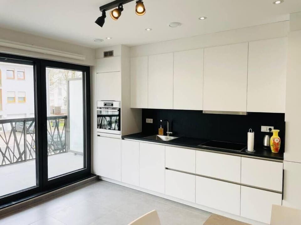 Full-size fridge, microwave, oven, stovetop