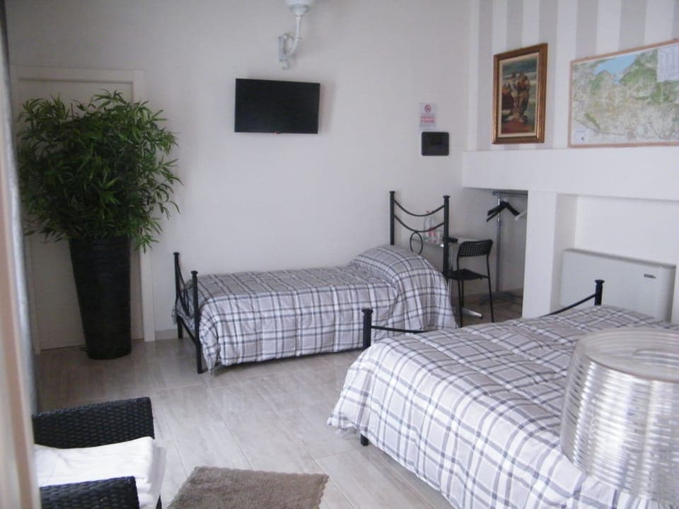Deluxe Triple Room | Blackout drapes, iron/ironing board, free WiFi