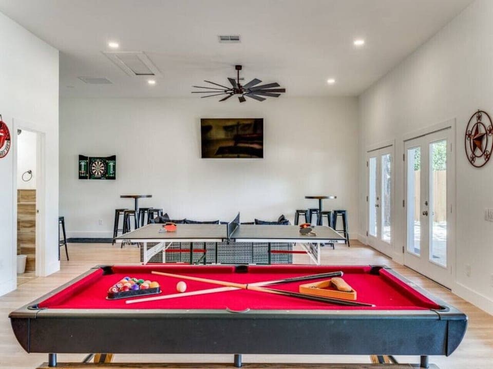 Pool House/ Game room with Bar, Pool Table, Ping Pong Table, TV, and more!