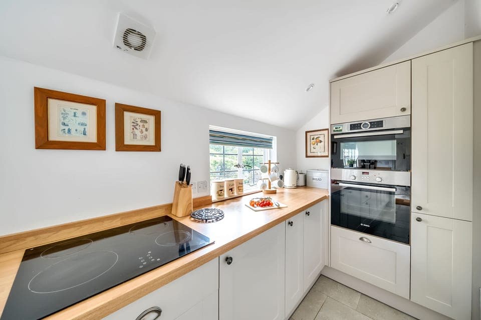 Lower Farm Cottage, Stalbridge Weston: The well-equipped kitchen