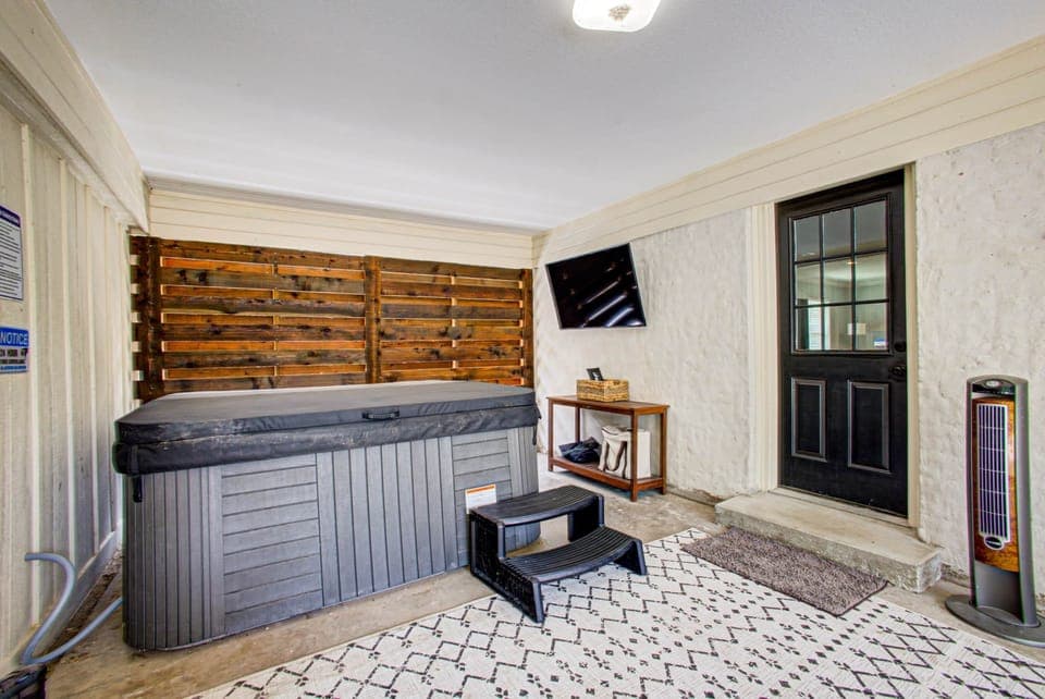 Hot Tub Area (1)