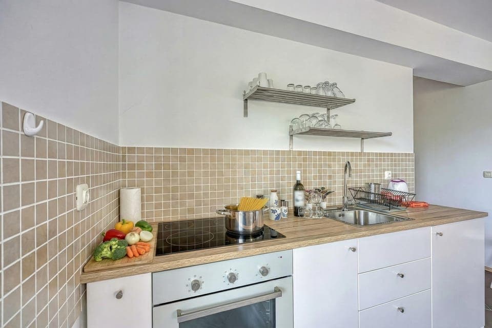 Family Apartment, Multiple Bedrooms (Apartment Good Life) | Private kitchen | Fridge, oven, stovetop, coffee/tea maker
