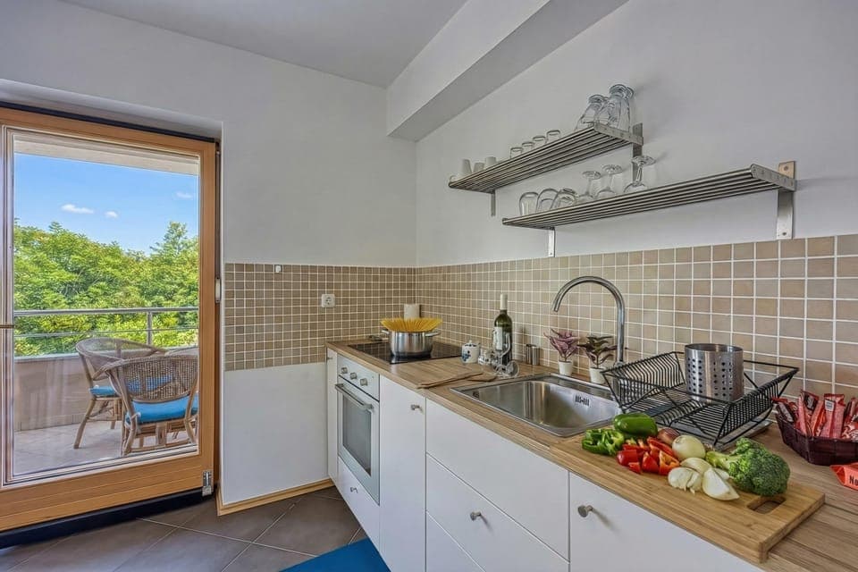 Family Apartment, Multiple Bedrooms (Apartment Good Life) | Private kitchen | Fridge, oven, stovetop, coffee/tea maker