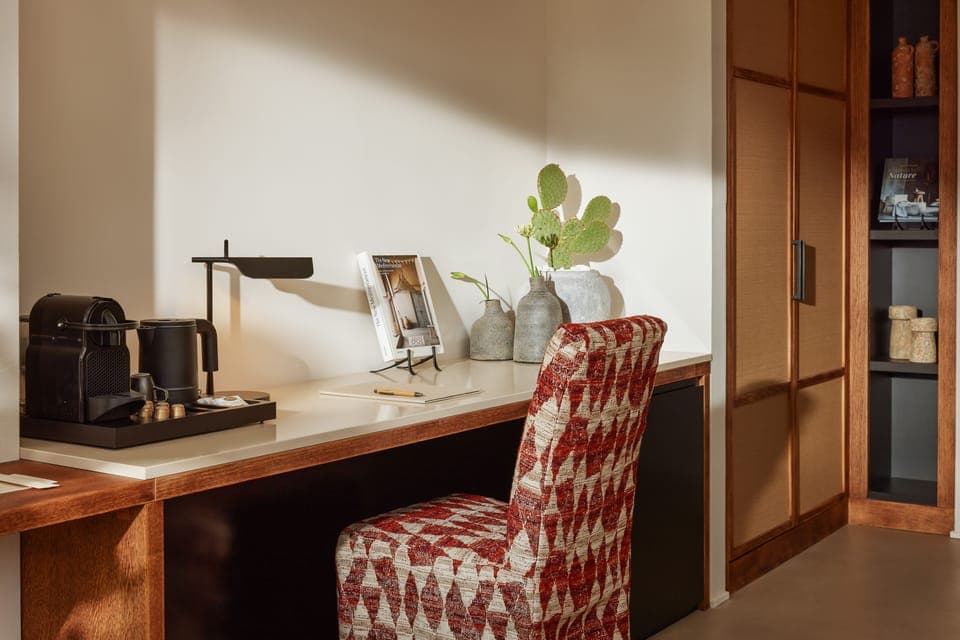 Deluxe Room | Minibar, desk, soundproofing, iron/ironing board