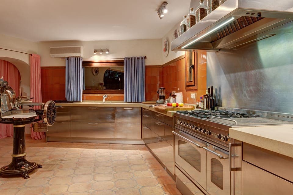 Villa | Private kitchen | Full-size fridge, microwave, oven, stovetop
