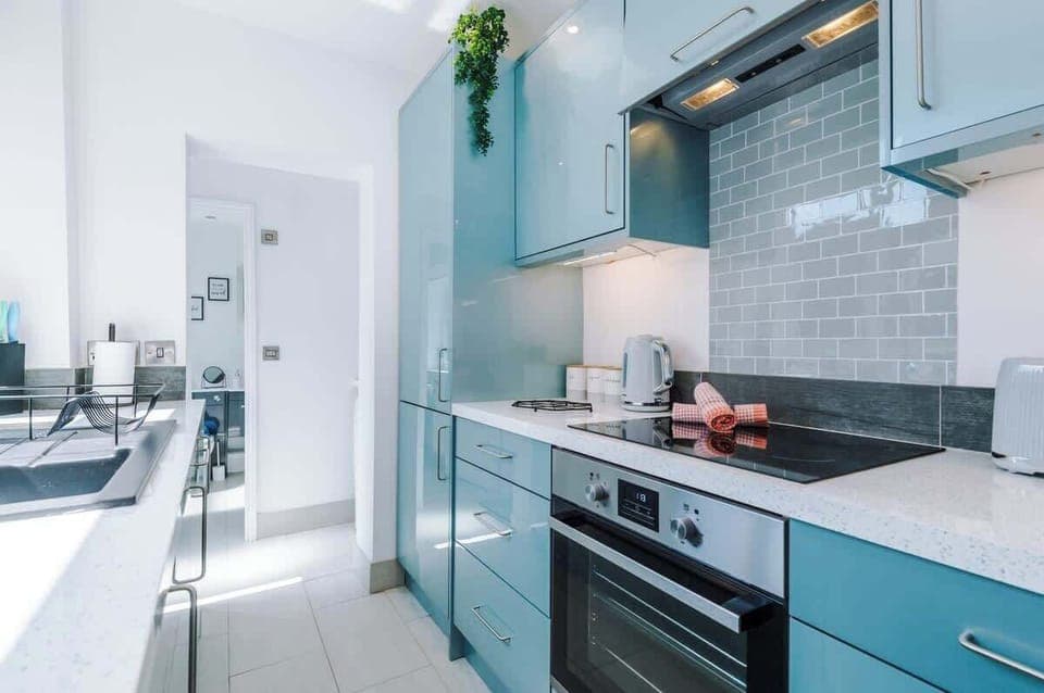 The kitchen benefits from all the essentials for a short or long stay.