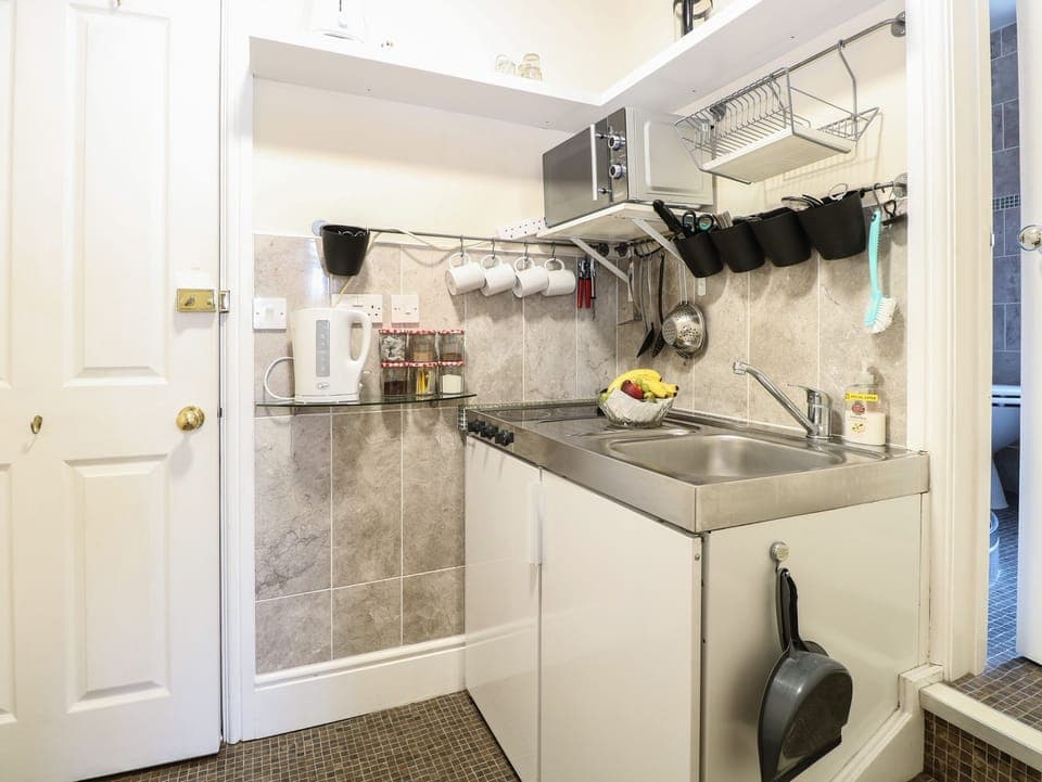 Fridge, cookware/dishes/utensils