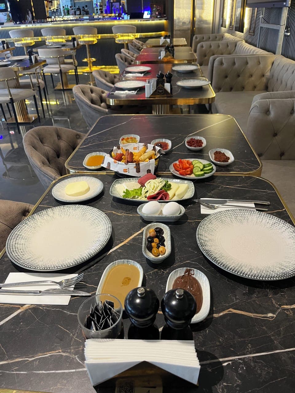 Daily cooked-to-order breakfast (TRY 500 per person)