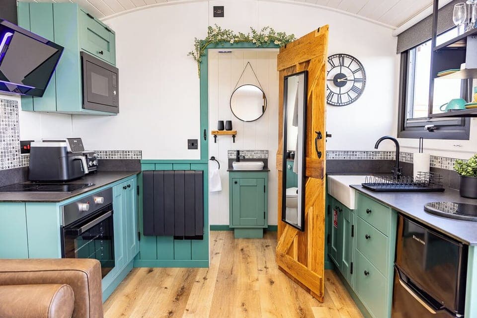 Full-size fridge, microwave, oven, stovetop