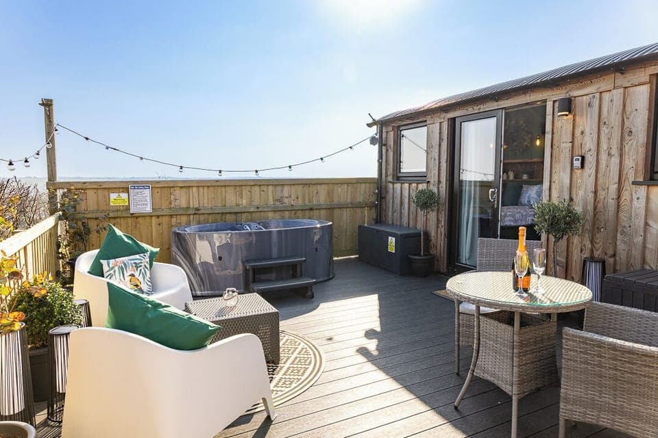 Willows Rest - 1 Bed Shepherd's Hut - Pentlepoir (25596)