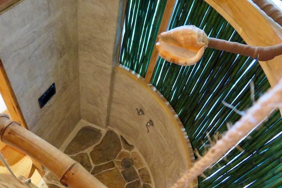 Pelican | Bathroom | Towels, soap, toilet paper