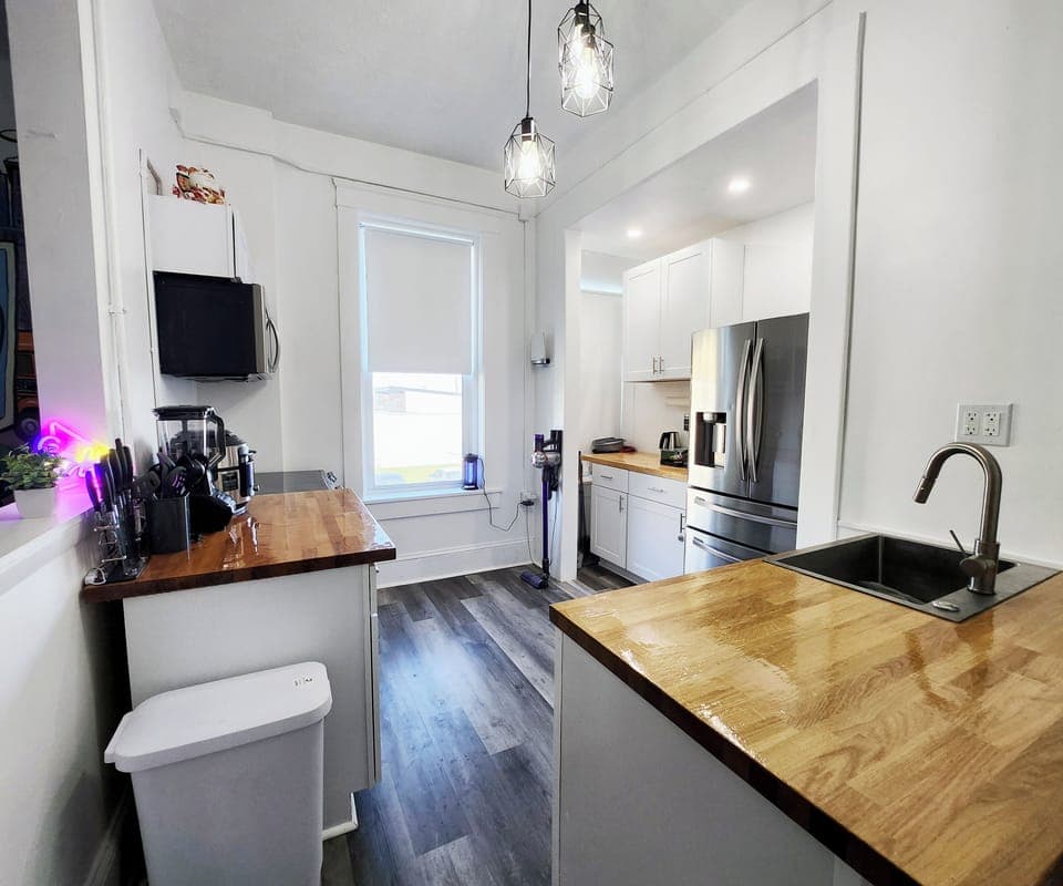 Stainless steel appliances and free 300+mbp wifi connection.