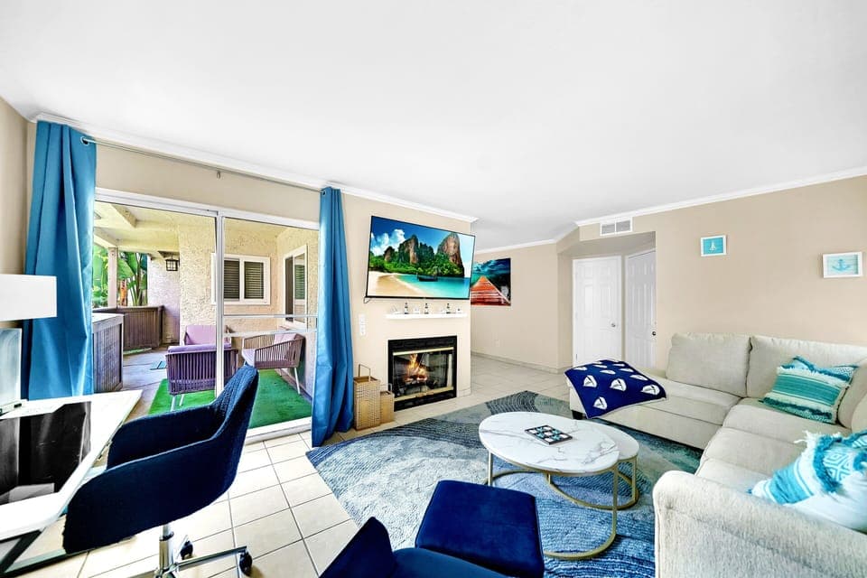 Family room with fireplace STR23-0019