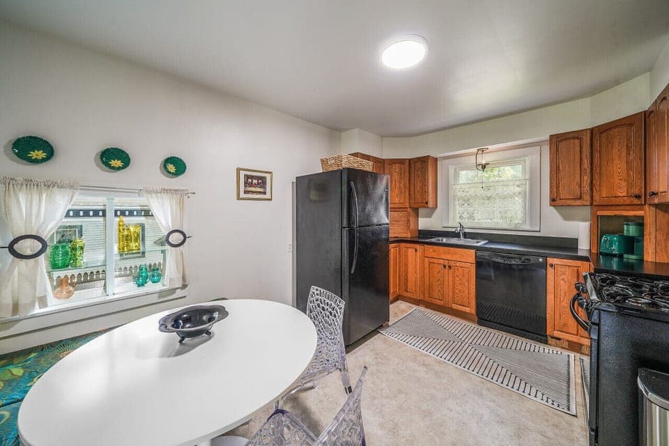 Eat in Kitchen with Dishwasher, Toaster, Microwave, Keurig Coffee Maker