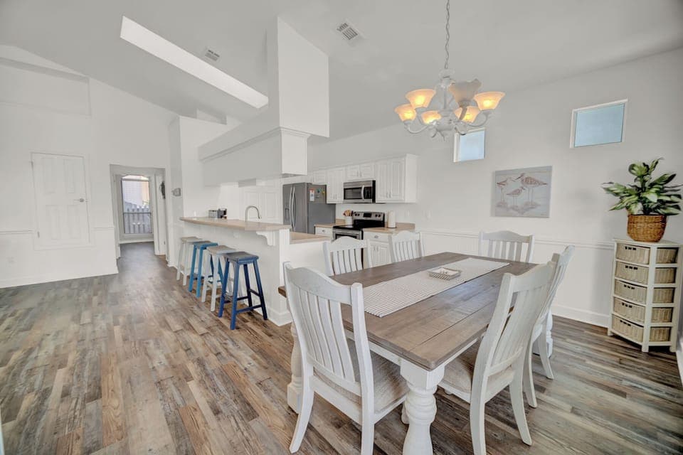 Dining Room seats 6