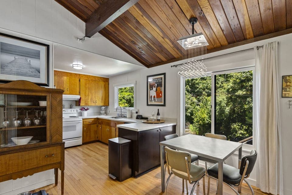 With picture windows to the front yard.