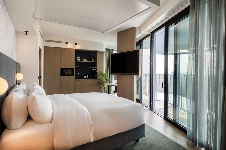 Grand Room, 1 King Bed, Balcony | Minibar, in-room safe, desk, soundproofing