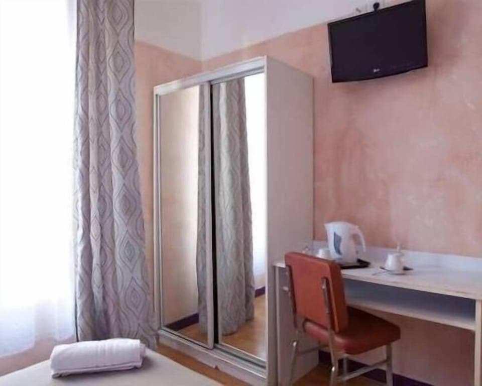 Basic Double Room | Memory foam beds, individually decorated, individually furnished, desk