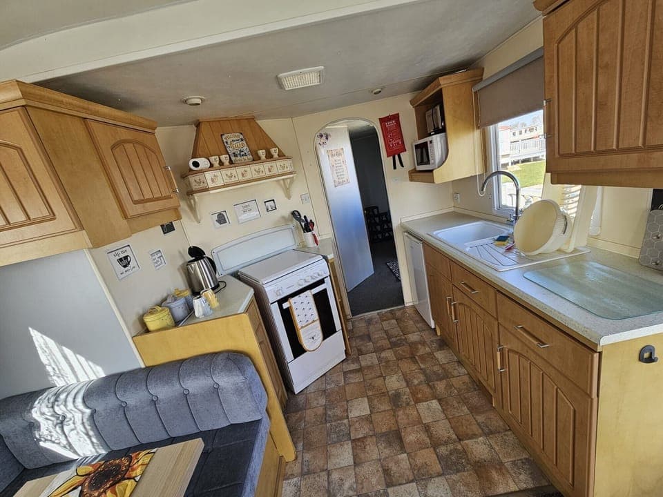 Chalet | Private kitchen | Fridge, microwave, oven, stovetop