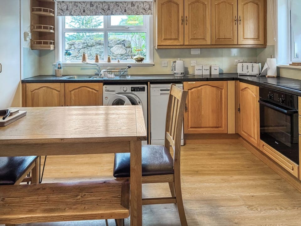 Kitchen | Damil Cottage - Asloun Farmstay, Alford