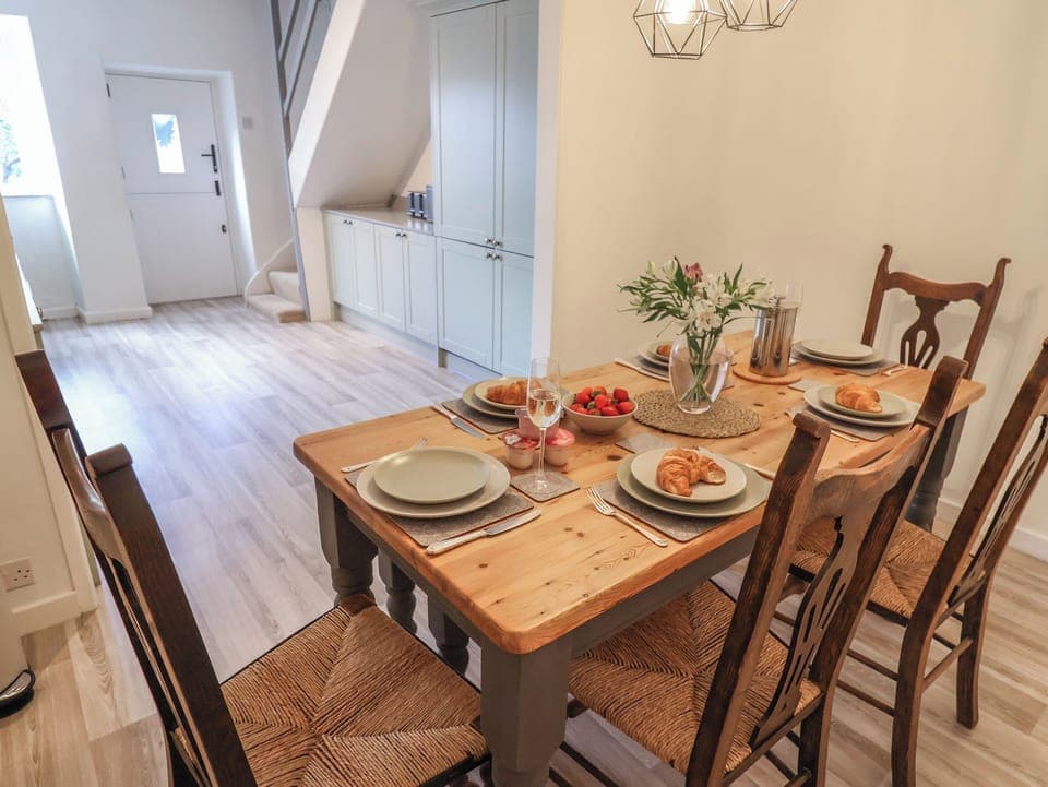 Cottage | Dining