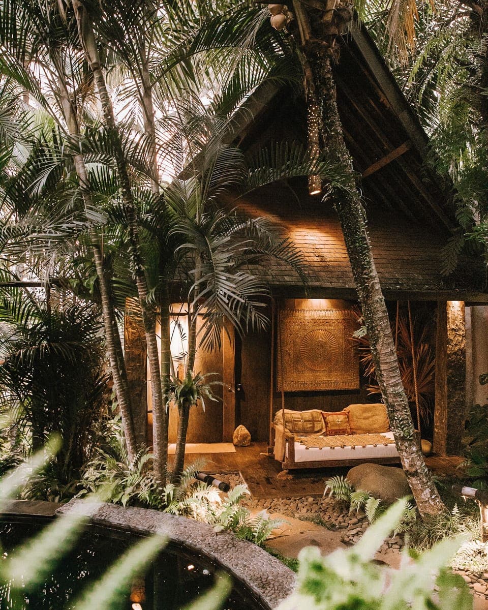 Longhouse | Minibar, in-room safe, individually decorated, individually furnished