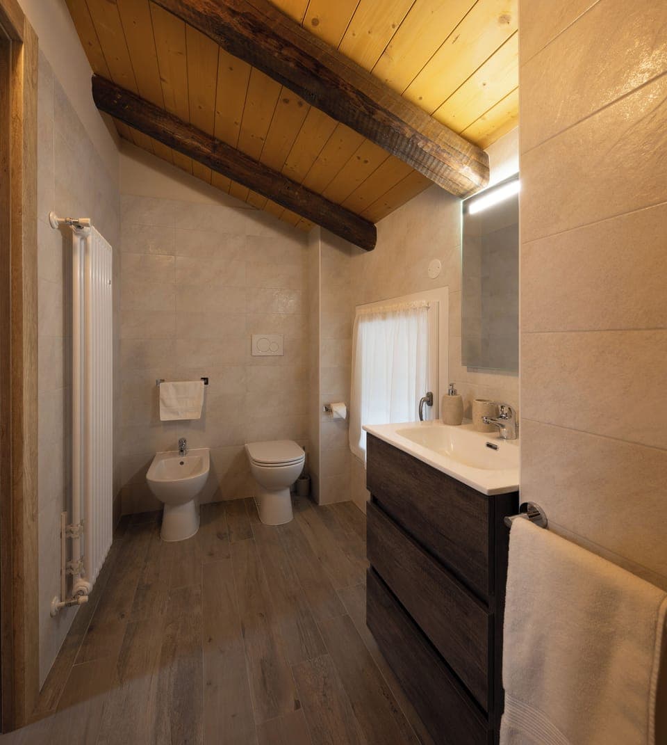 Double Room | Bathroom | Shower, rainfall showerhead, free toiletries, hair dryer