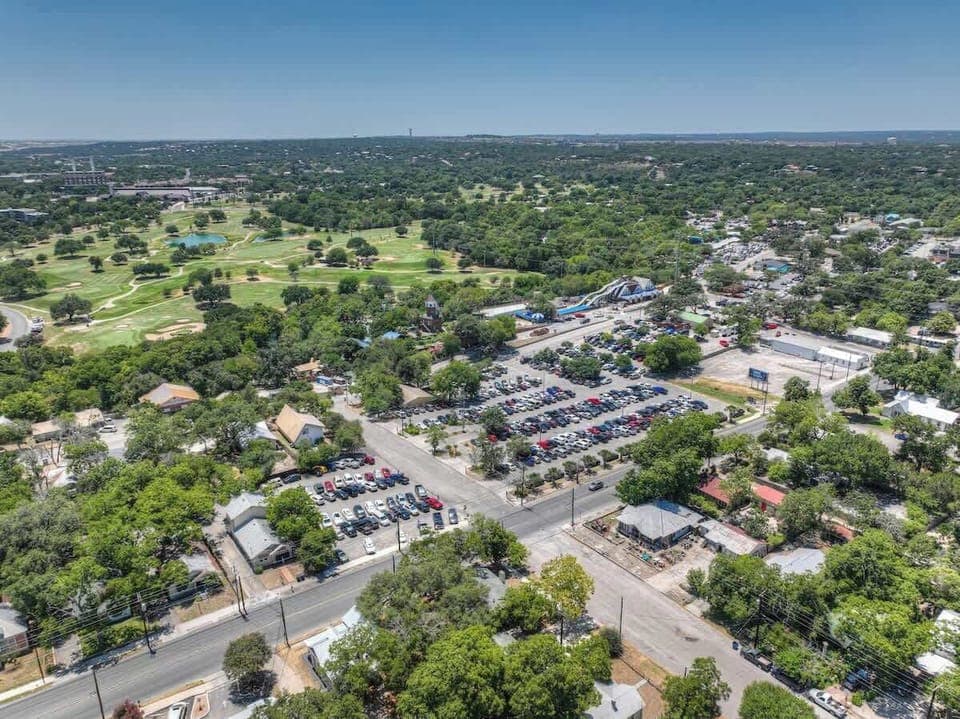 The property is located right across Schlitterbarn