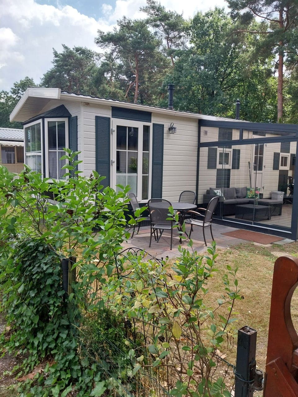 Het buitenaanzicht met tuinmeubels, een seirre en tuinhuisje van BPW 1105 Bospark 't Wolfsven - EEZZ