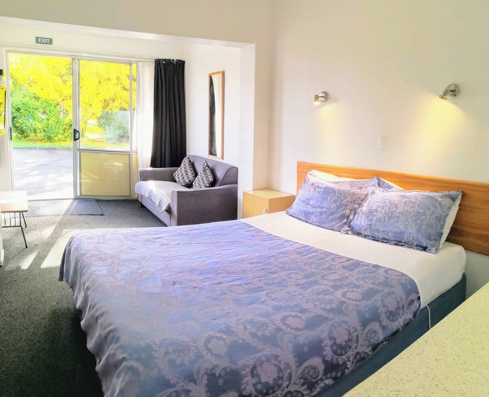 Queen Studio - Ground floor unit (Studio 7) | Rollaway beds, free WiFi