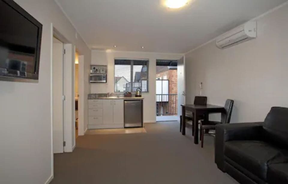 Standard Studio, Non Smoking, Kitchenette (Studio Unit (King bed)) | Living room | 35-inch LCD TV with satellite channels, TV, DVD player