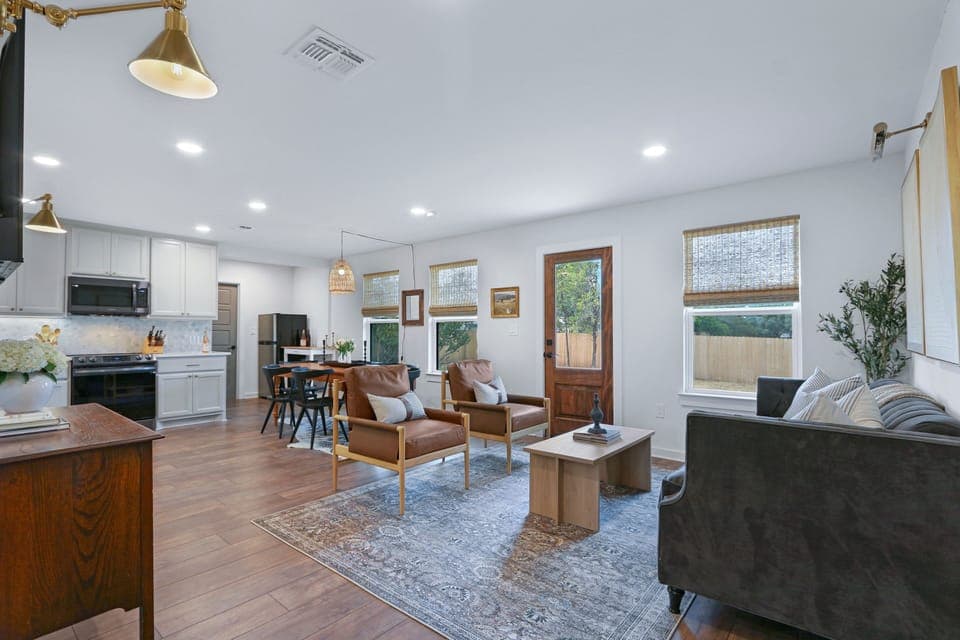 Open floor plan, perfect for hanging out!