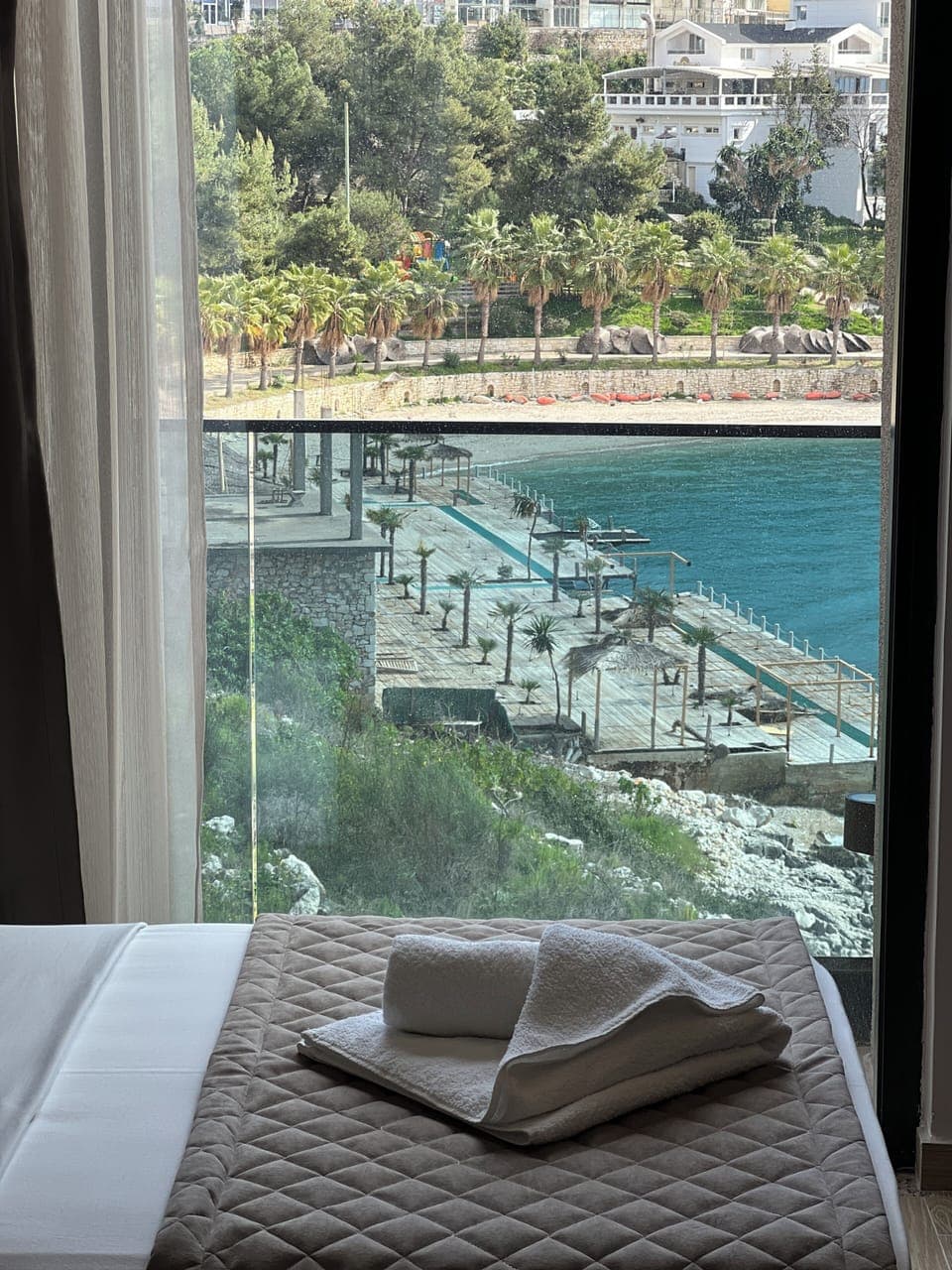 Deluxe Twin Room | In-room safe, desk, blackout drapes, iron/ironing board