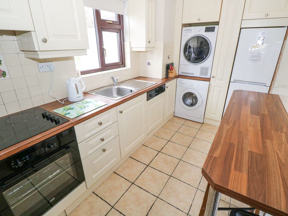 Cottage | Private kitchen | Dishwasher, electric kettle, toaster, cookware/dishes/utensils
