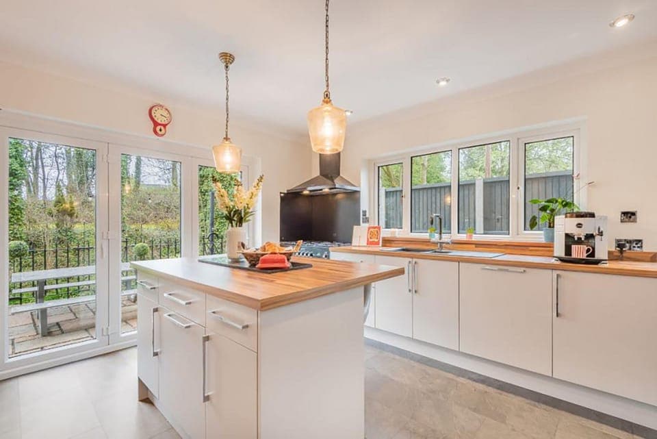 House | 5 bedrooms, desk