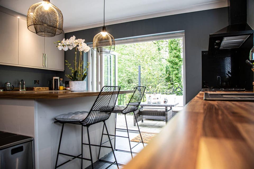 House | 5 bedrooms, desk