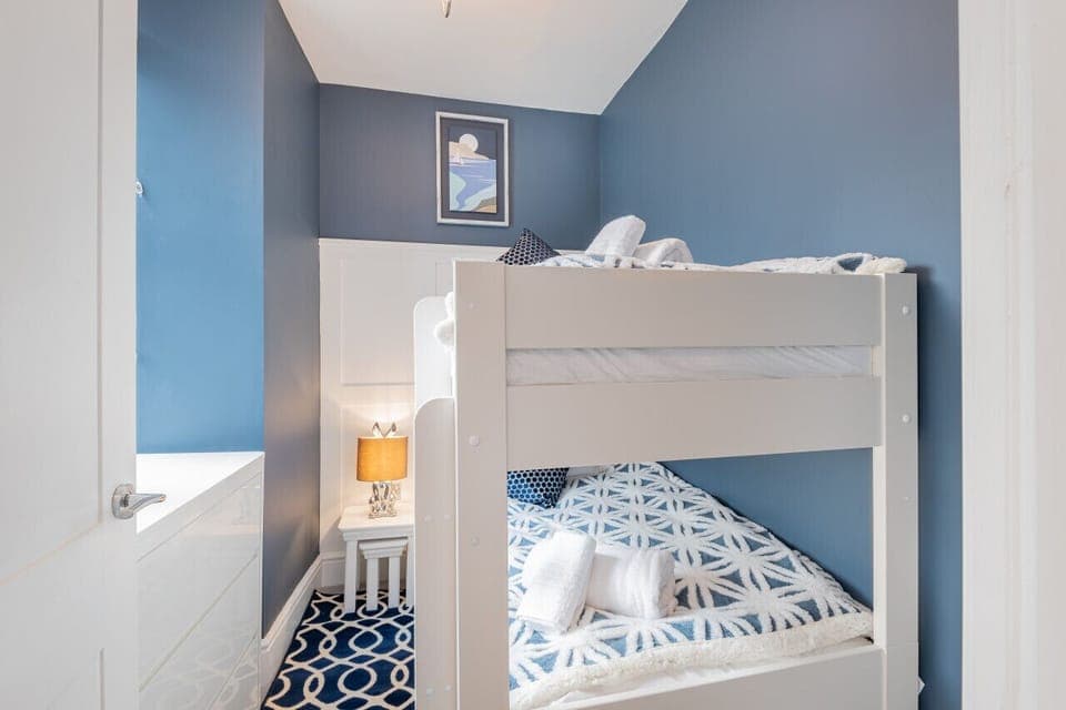 House | 4 bedrooms, desk