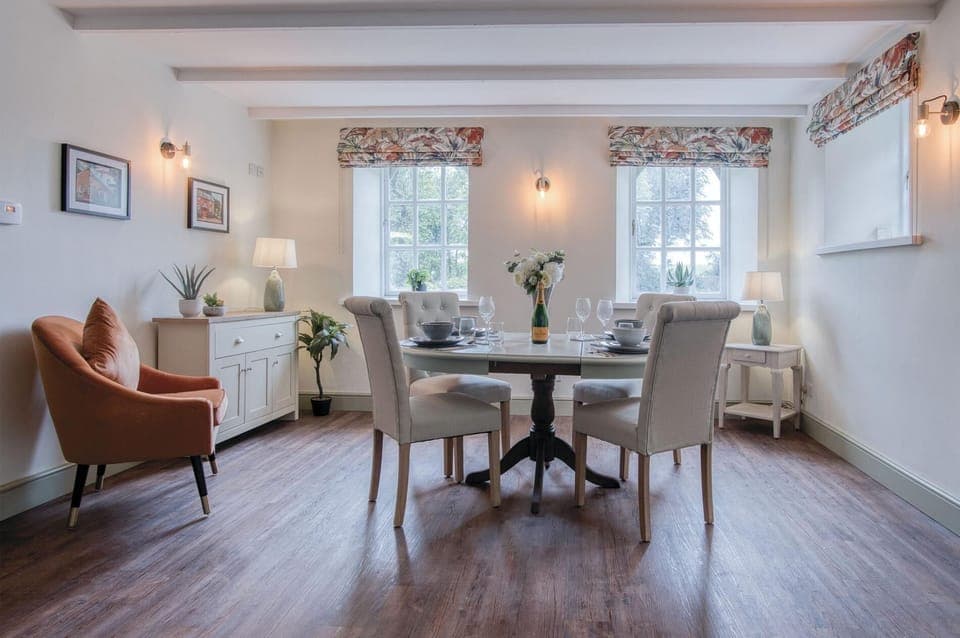 The Stables - 2 Bedroom Cottage - Princes Gate (16516)