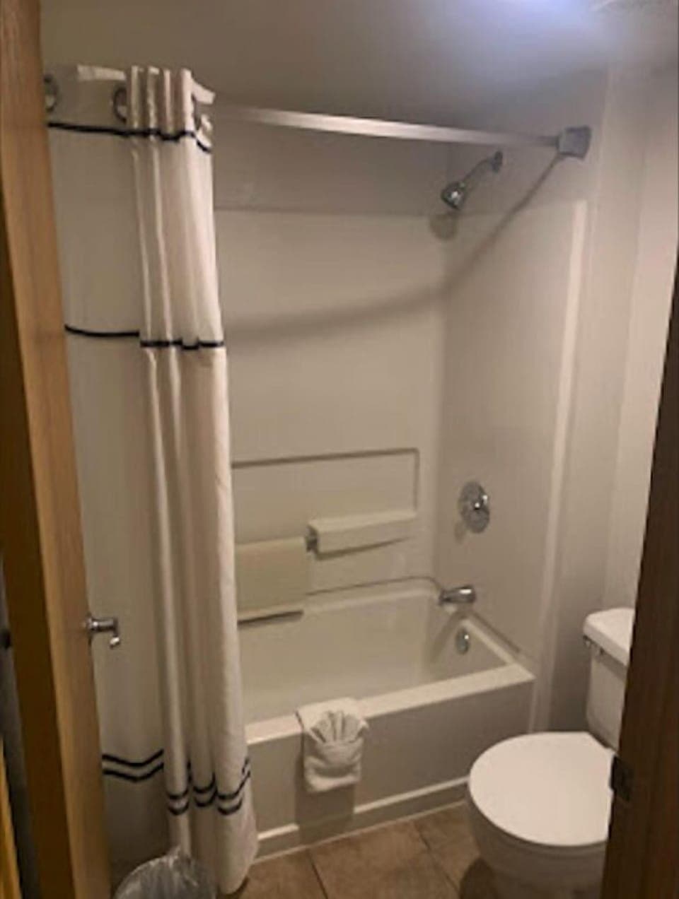 Business Room | Bathroom | Shower, rainfall showerhead, towels, soap