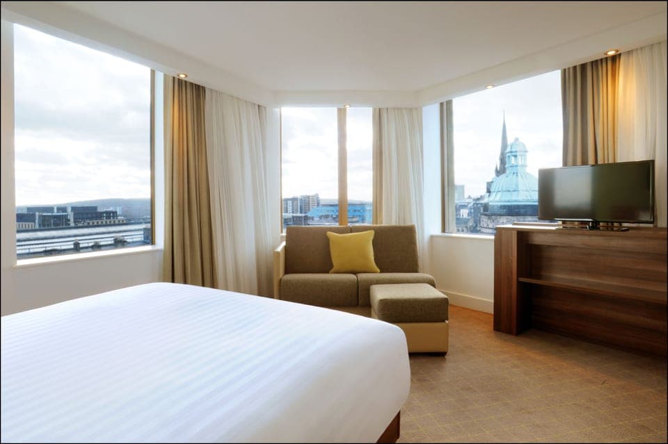 Hypo-allergenic bedding, in-room safe, desk, laptop workspace