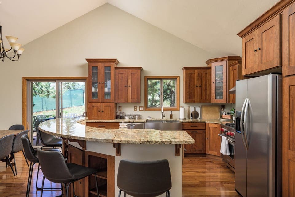 Enjoy the Chef's kitchen with bar seating!
